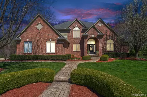 28043 Ashland Ave, Harrison Township, MI 48045