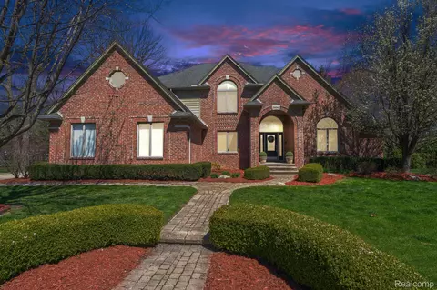 28043 Ashland Ave, Harrison, MI 48045