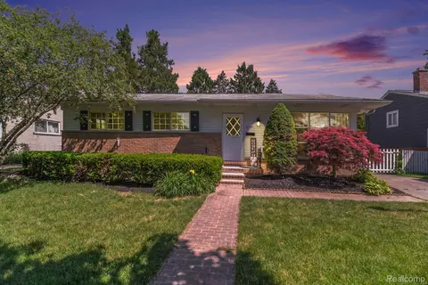 32140 Barkley St, Livonia, MI 48154