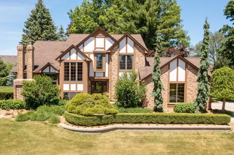 1038 Abbey Crt Ct, Northville, MI 48167