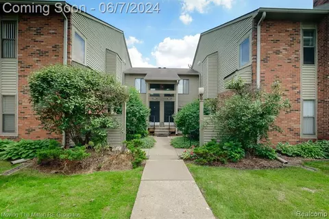 20885 Indian Creek Dr UNIT 53, Farmington Hills, MI 48335