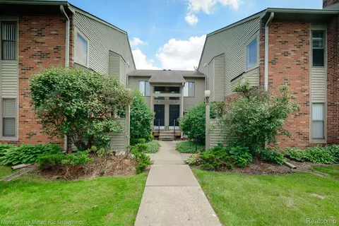 20885 Indian Creek Dr Unit 53 8 Dr UNIT 53, Farmington Hills, MI 48335