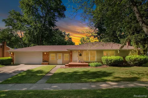 23779 Whitley Dr, Clinton Township, MI 48035