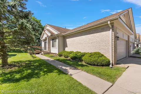 13686 Whispering Ln, Sterling Heights, MI 48312