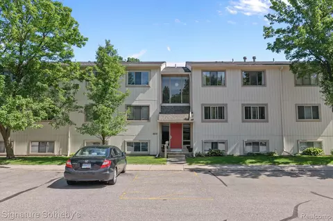 1675 Riverside Dr #12, Rochester Hills, MI 48309
