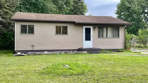 6111 Farmington Dr, Flint, MI 48506