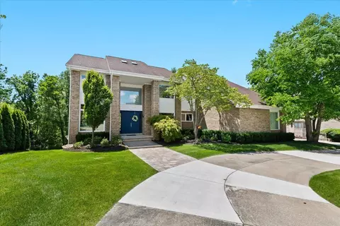 17421 Rolling Woods Cir, Northville, MI 48168