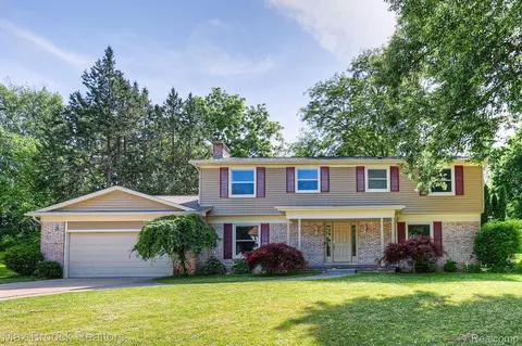 1610 Hunters Ridge Dr, Bloomfield Hills, MI 48304