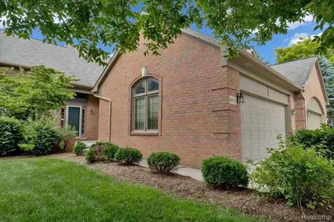 54710 Kingsley Crt Ct, Shelby Township, MI 48316
