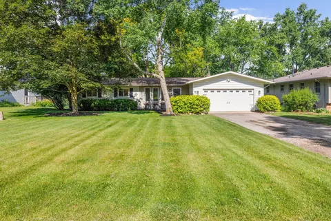 2976 Pleasant Valley Rd, Brighton, MI 48114