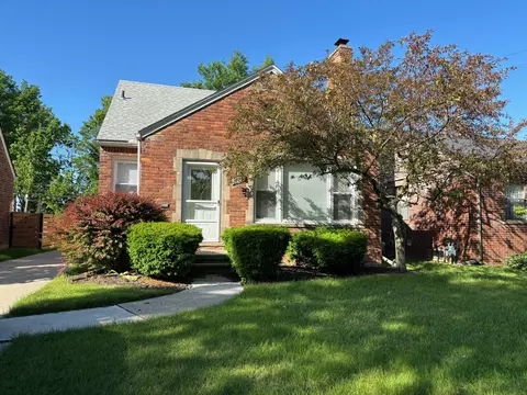 1726 Huntington Blvd, Grosse Pointe Woods, MI 48236
