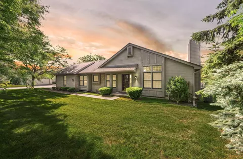 2268 Westmont Cir, Sterling Heights, MI 48310
