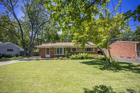 18291 Pershing St, Livonia, MI 48152