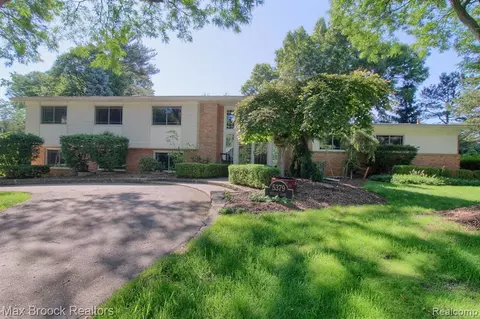 5379 Kellen Ln, Bloomfield Hills, MI 48302