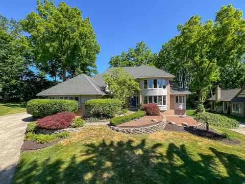 28011 Copper Creek Ln, Farmington Hills, MI 48331