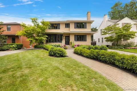 26388 Dundee Rd, Huntington Woods, MI 48070