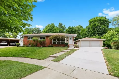 874 Outer Dr, Fenton, MI 48430
