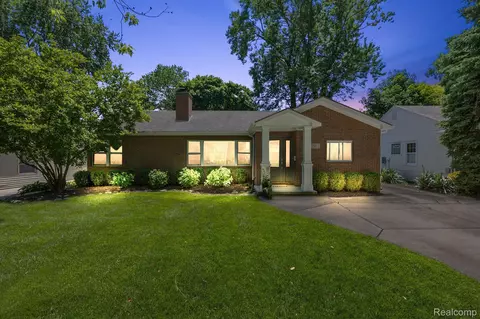 15811 Birwood Ave, Beverly Hills, MI 48025