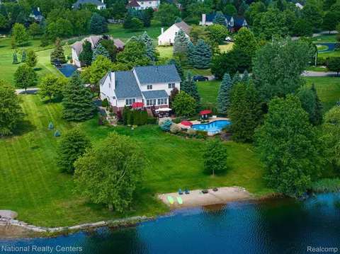 1583 Boulder Lake Dr, Milford, MI 48380