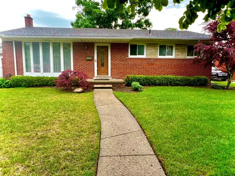 8835 W Norwich St, Livonia, MI 48150
