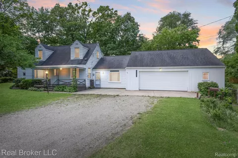 3269 S Kearsley Blvd, Flint, MI 48506