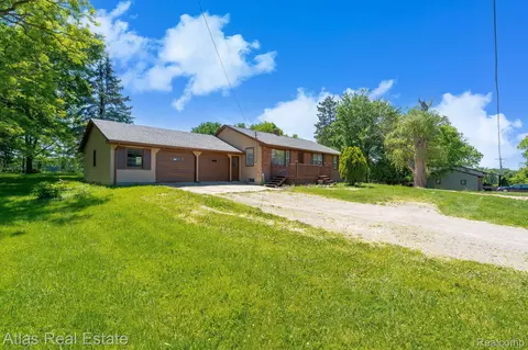 9450 Hogan Rd, Tyrone, MI 48430
