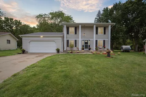 8450 Belle Bluff Dr, Grand Blanc, MI 48439