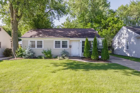 15711 W 14 Mile Rd, Beverly Hills, MI 48025