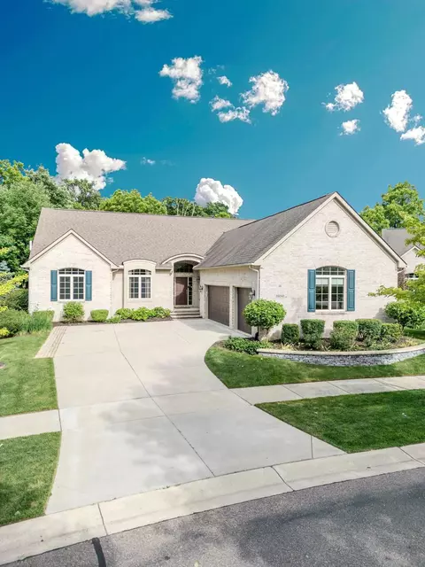 25242 Sutton Crt Ct, Novi, MI 48374