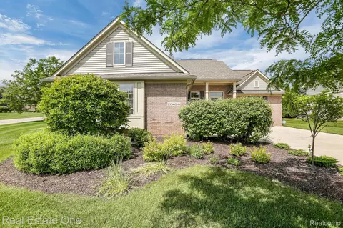 20626 Golf Ridge Cir, Livonia, MI 48152