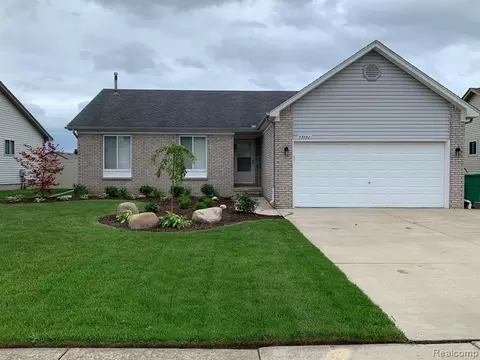53052 Pine Creek Dr, Chesterfield, MI 48047