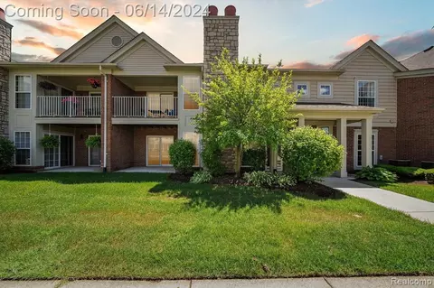 52036 Naugatuck Dr, Macomb, MI 48042