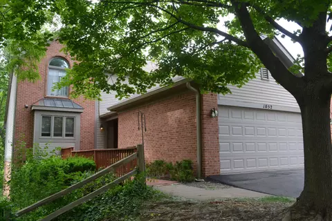 1052 Pinewood Crt Ct, Brighton, MI 48116