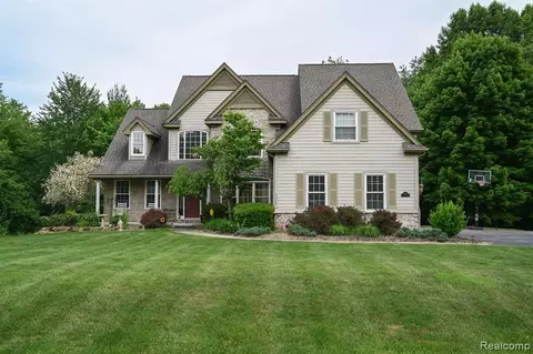 8928 Wild Iris Ct, Davisburg, MI 48350