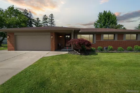 22001 Violet St, Saint Clair Shores, MI 48082