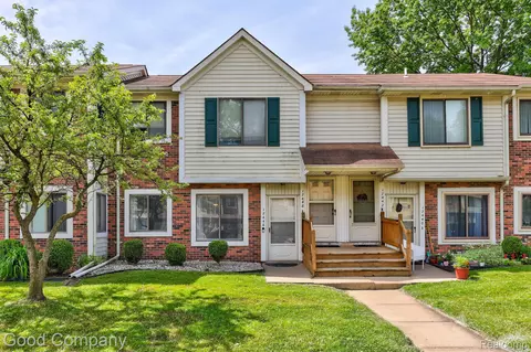 17446 Utica Oaks Ln, Roseville, MI 48066