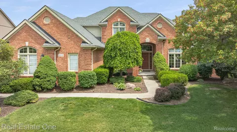 48226 Hill Top Dr E, Plymouth, MI 48170