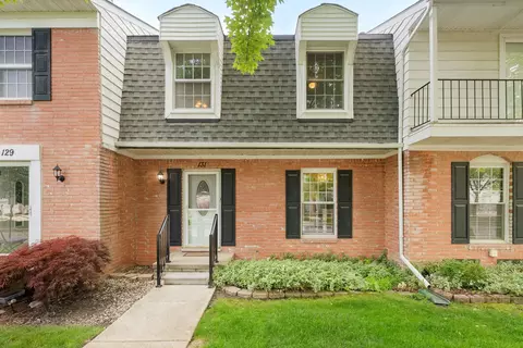 131 Stratford Ln, Rochester Hills, MI 48309