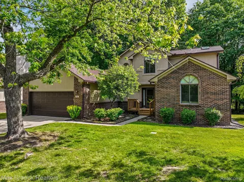 6257 Gatewood, West Bloomfield, MI 48322