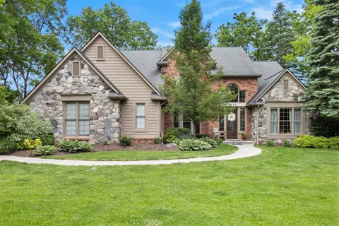9244 Lake Ridge Dr, Springfield, MI 48348