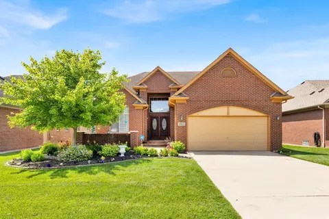 49653 Cranberry Creek Dr, Macomb, MI 48042
