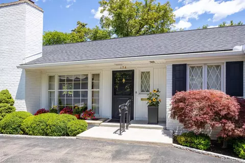 174 Country Club Dr, Grosse Pointe Farms, MI 48236