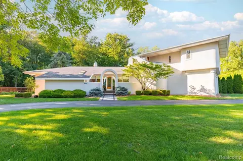 8626 Voigt Ave, Grosse Ile, MI 48138