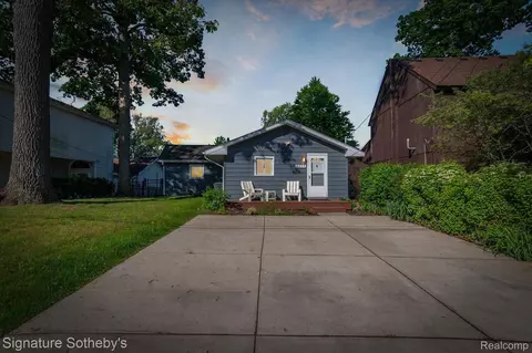 8855 Lakeview Dr, White Lake, MI 48386