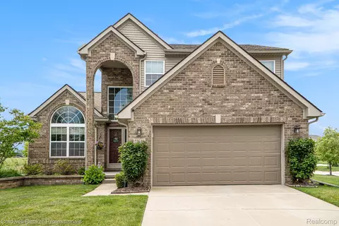 53643 Valleywood Dr, Lyon, MI 48178