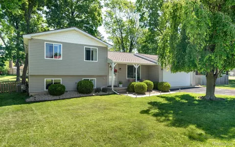 1275 Otter Ave, Waterford, MI 48328