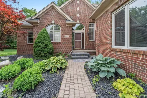 5762 Fairborn Dr, Canton, MI 48187