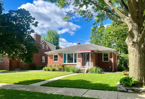 1915 Manchester Blvd, Grosse Pointe Woods, MI 48236