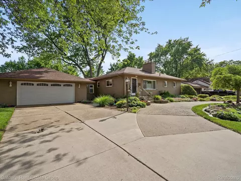 21230 Bayside St, Saint Clair Shores, MI 48081