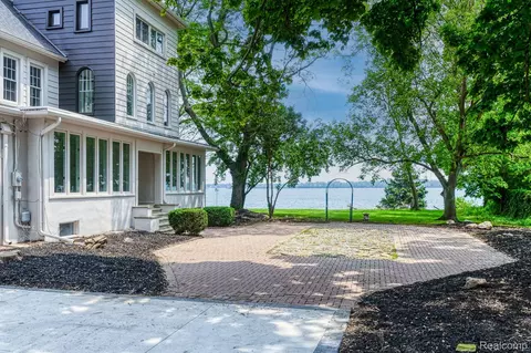 28059 Elba Dr, Grosse Ile, MI 48138